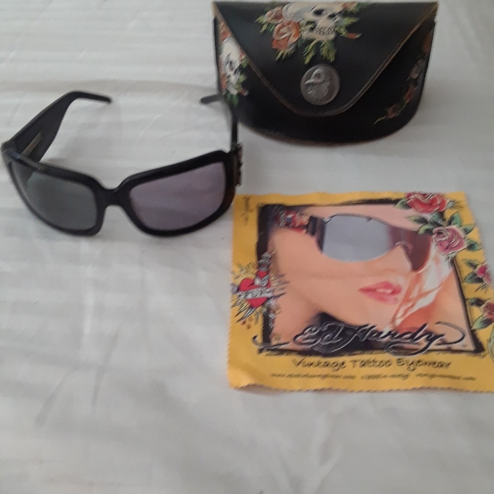 Ed Hardy Sunglasses Black and skull case
